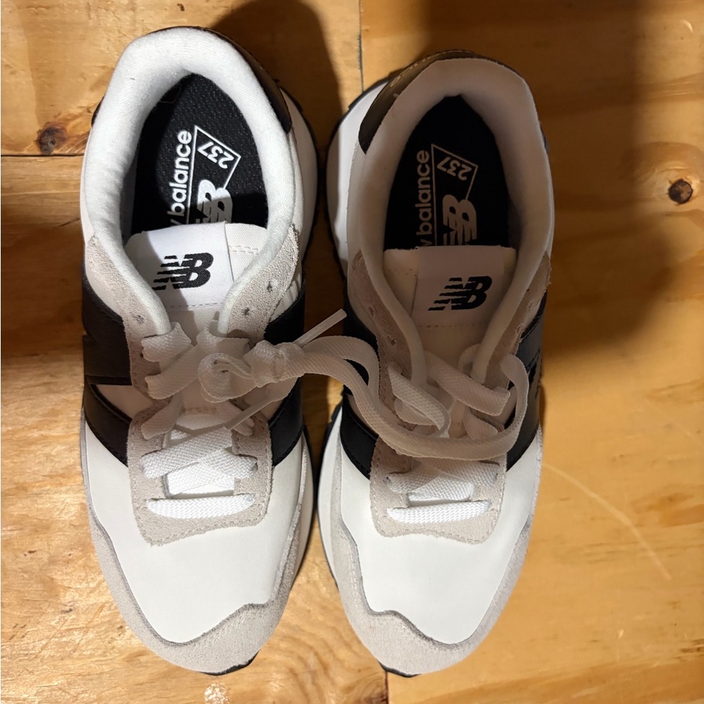 NEVER BEEN WORN NEW BALANCE SIZE 6 SNEAKERS